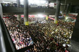 Usuários lotam a plataforma da estação Sé do Metrô de São Paulo, sentido Corinthians-Itaquera